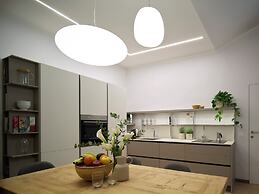 Vintage Romance Patio Apt by Oteego