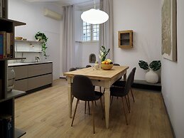 Vintage Romance Patio Apt by Oteego