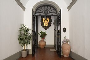 Vintage Romance Patio Apt by Oteego