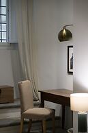 Vintage Romance Patio Apt by Oteego