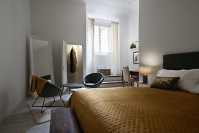 Vintage Romance Patio Apt by Oteego