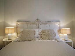 Vintage Romance Patio Apt by Oteego