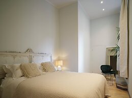 Vintage Romance Patio Apt by Oteego