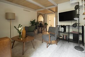 Vintage Romance Patio Apt by Oteego