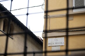 Vintage Romance Patio Apt by Oteego