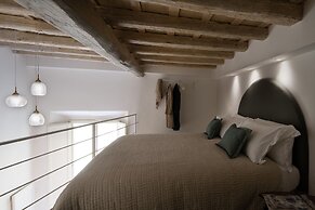 Vintage Romance Patio Apt by Oteego