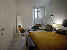 Vintage Romance Patio Apt by Oteego