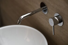 Vintage Romance Patio Apt by Oteego