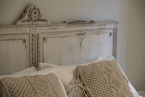 Vintage Romance Patio Apt by Oteego