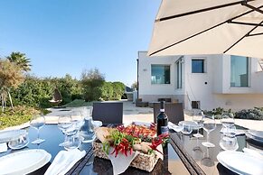 Villa Emiele with access to the sea