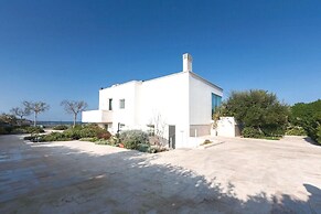 Villa Emiele with access to the sea