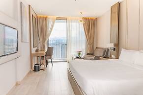 LYN Panorama Beachfront Studio