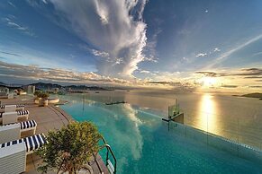 LYN Panorama Beachfront Studio