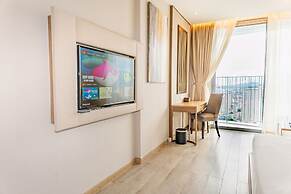 LYN Panorama Beachfront Studio