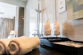 LYN Panorama Beachfront Studio