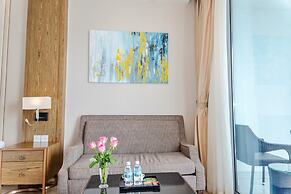 LYN Panorama Beachfront Studio