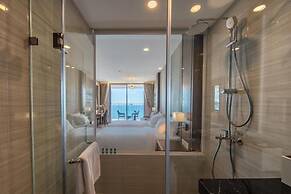 LYN Panorama Beachfront Studio