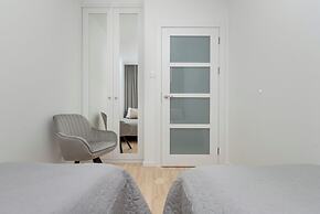 Spacious Apartment With Desk by Renters