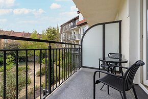 Spacious Apartment With Desk by Renters