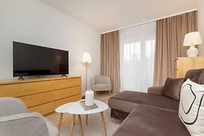 Spacious Apartment With Desk by Renters