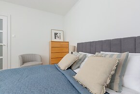 Spacious Apartment With Desk by Renters