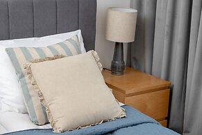 Spacious Apartment With Desk by Renters