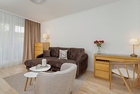 Spacious Apartment With Desk by Renters