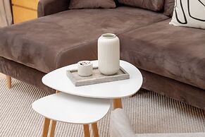 Spacious Apartment With Desk by Renters