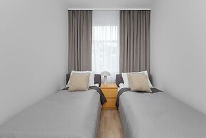 Spacious Apartment With Desk by Renters