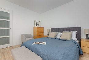 Spacious Apartment With Desk by Renters