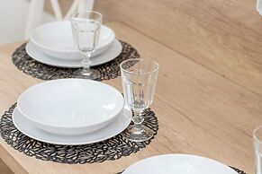 Spacious Apartment With Desk by Renters