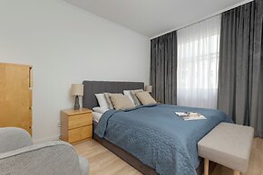 Spacious Apartment With Desk by Renters