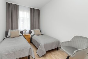 Spacious Apartment With Desk by Renters