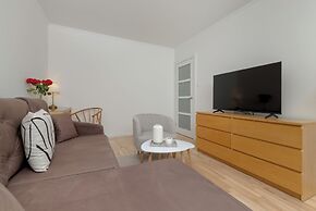 Spacious Apartment With Desk by Renters