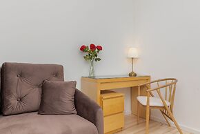 Spacious Apartment With Desk by Renters