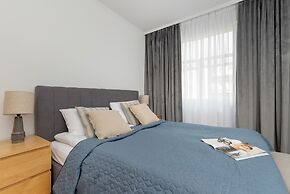 Spacious Apartment With Desk by Renters