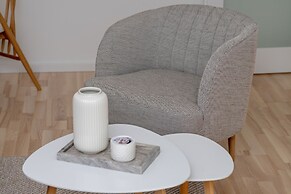 Spacious Apartment With Desk by Renters