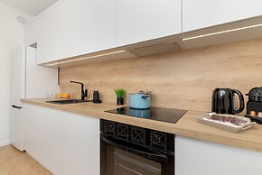 Spacious Apartment With Desk by Renters