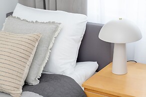 Spacious Apartment With Desk by Renters