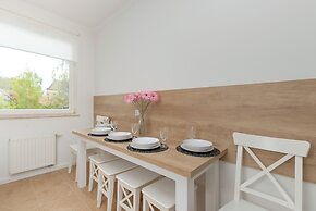 Spacious Apartment With Desk by Renters