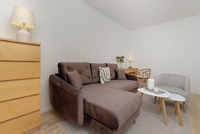 Spacious Apartment With Desk by Renters