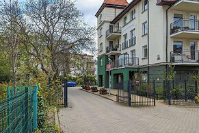 Spacious Apartment With Desk by Renters