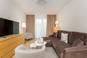 Spacious Apartment With Desk by Renters