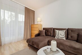 Spacious Apartment With Desk by Renters