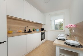 Spacious Apartment With Desk by Renters