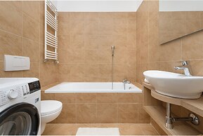 Spacious Apartment With Desk by Renters