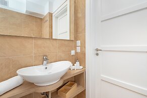 Spacious Apartment With Desk by Renters