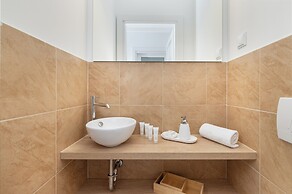 Spacious Apartment With Desk by Renters