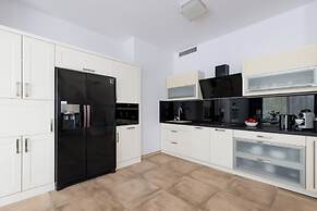 Apartment With Pool by Renters Prestige