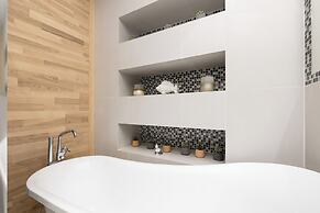 Apartment With Pool by Renters Prestige